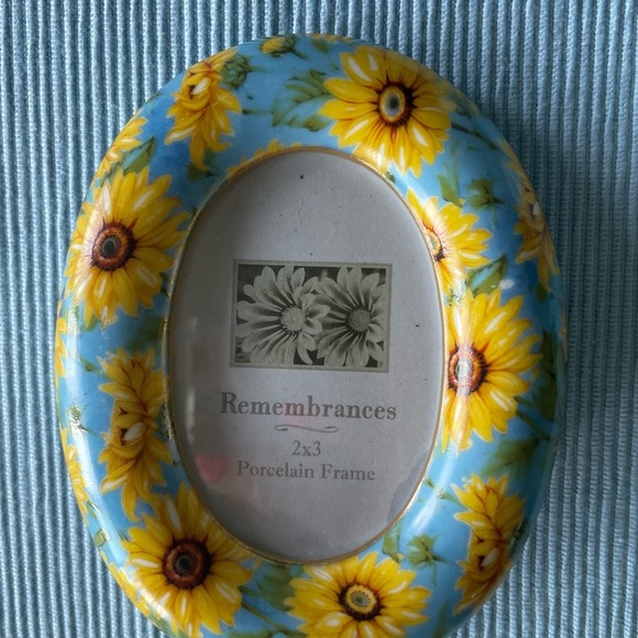 Sunflower Porcelain Frame - holds 2 x 3” photo - Picture 3 of 6
